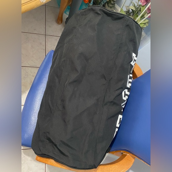 NWOT PINK Victoria’s Secret black large duffle bag weekender with rounded sides - Picture 7 of 15